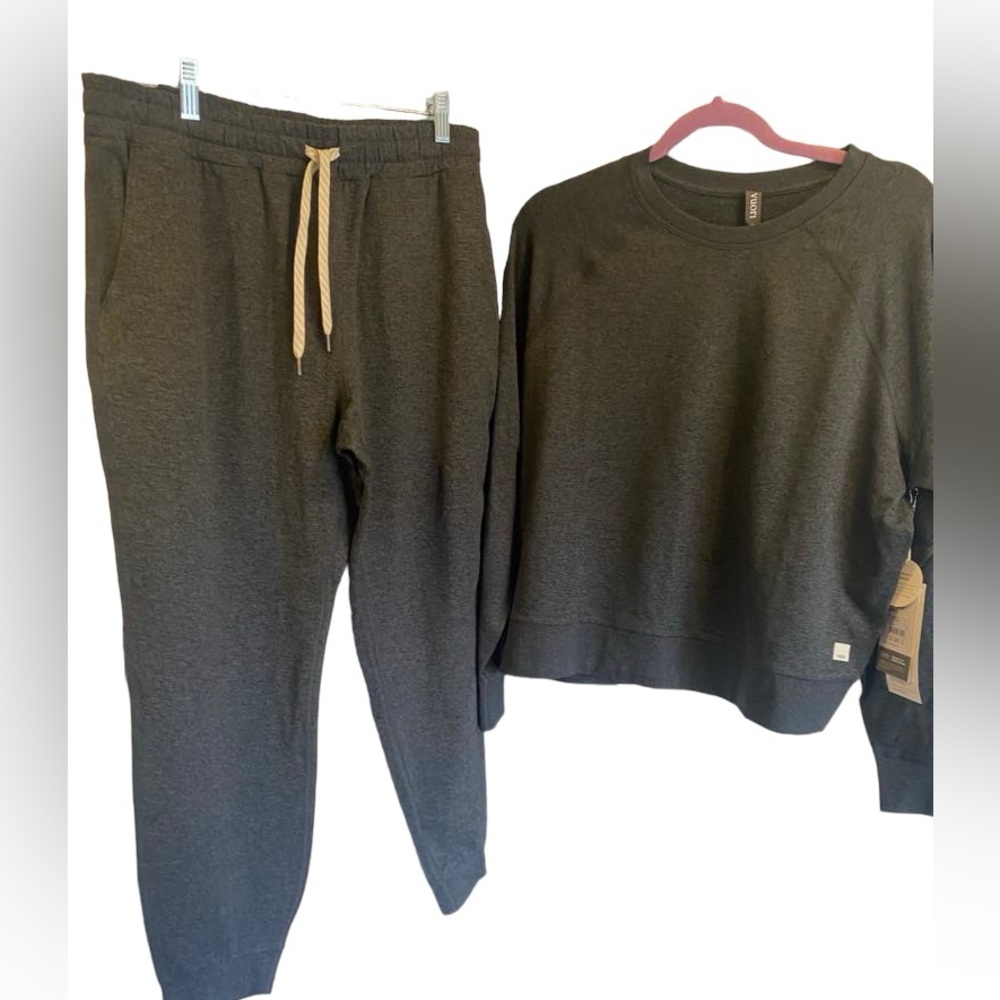 NWT Vuori joggers and long sleeve top set Size M